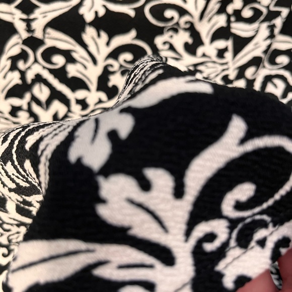 Strapless black and white scroll print top - Picture 4 of 7